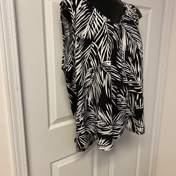 Black and White sleeveless zippered Top 2X - Picture 4 of 4